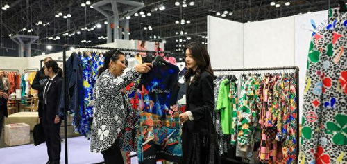 韓第一夫人紐約時裝展優雅亮相，時尚穿搭引熱議